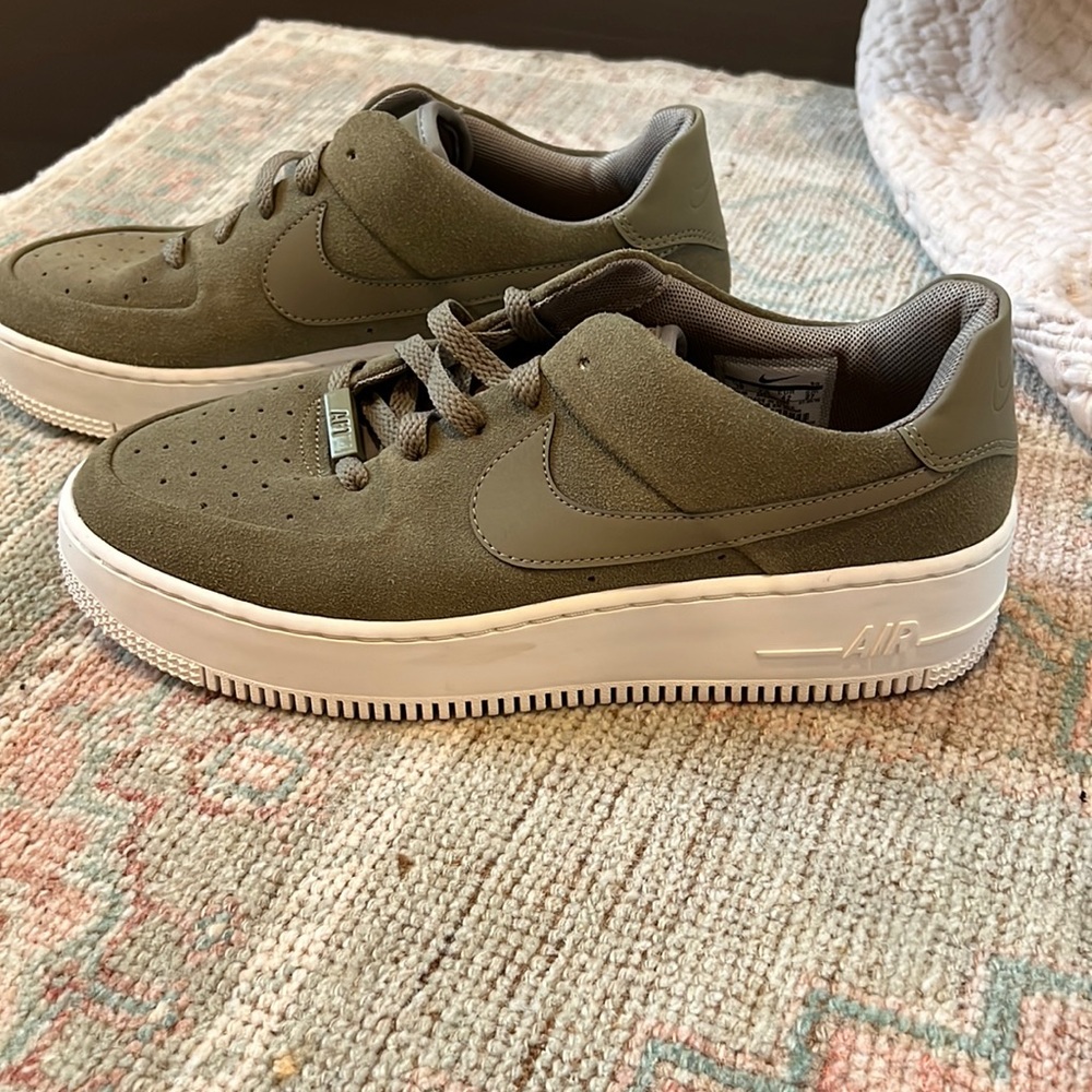 EUC Green Nike Air Force 1 - 10